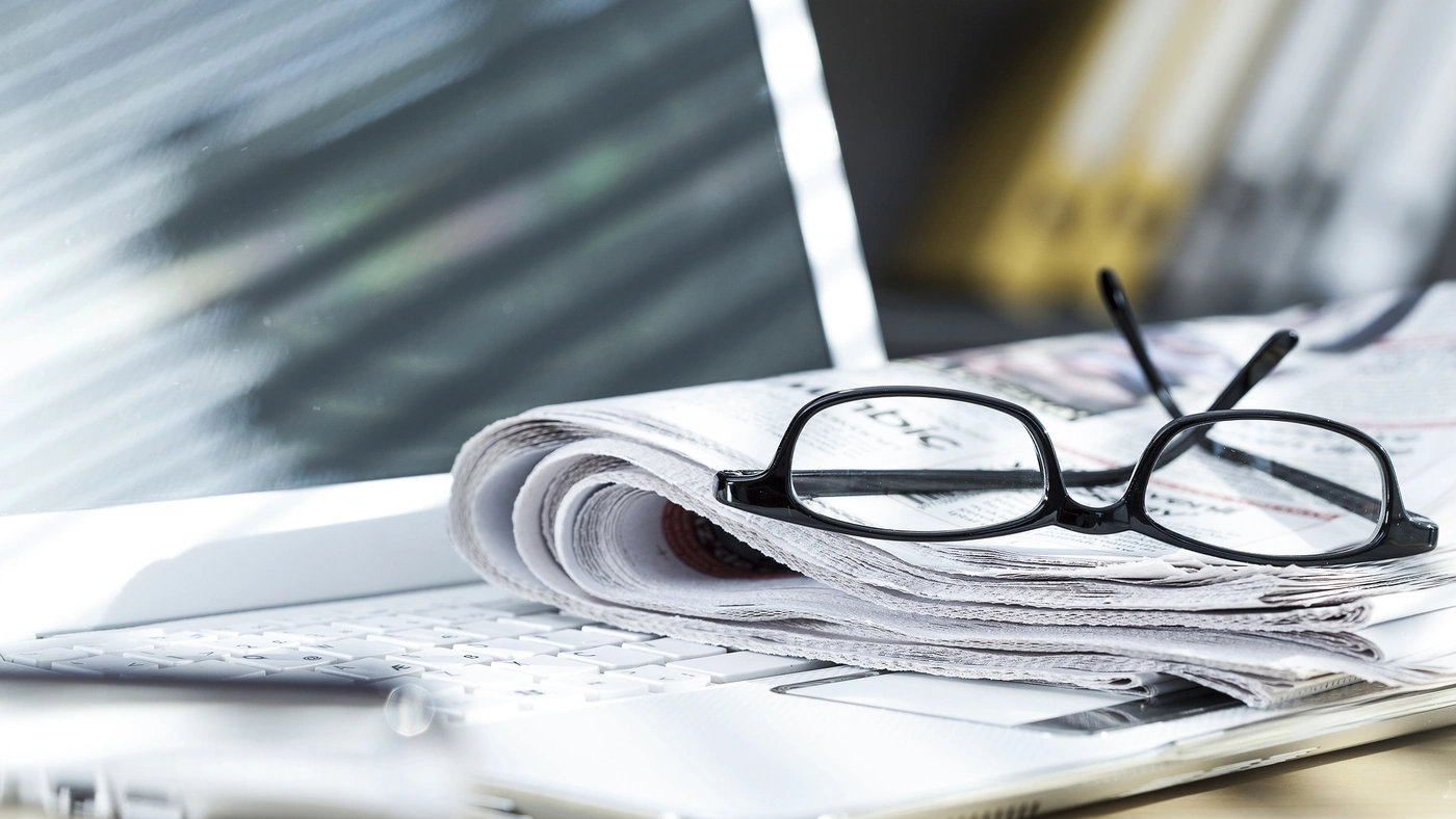 Picture - Brille auf einer Zeitung